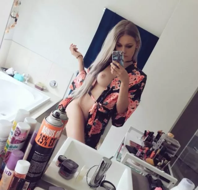 Amateur Nude Selfie